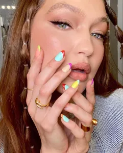 ide kreatif nail art gigi hadid